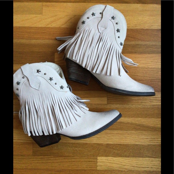 Very Volatile Shoes - New VERY VOLATILE leather fringed cream cowgirl booties